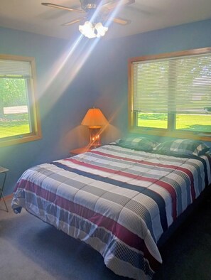 Bed sheets - 3-bedroom house in tranquil Oshkosh with cool AC breeze (Oshkosh)