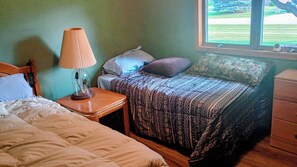 Bed sheets - 3-bedroom house in tranquil Oshkosh with cool AC breeze (Oshkosh)