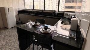Una cocina moderna con comedor, ventanas amplias y vistas a la ciudad.