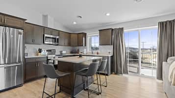 Fridge, microwave, stovetop, dishwasher