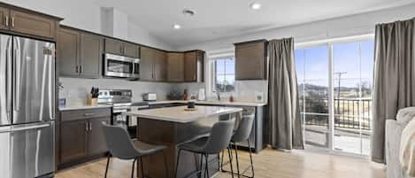 Fridge, microwave, stovetop, dishwasher