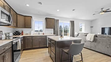 Fridge, microwave, stovetop, dishwasher