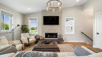 TV, fireplace