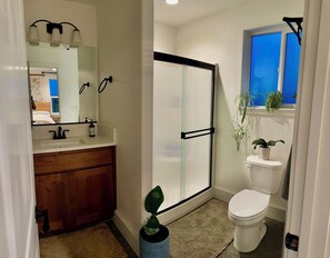 Bathroom - HandyFarms.com: California Organic Farm Stay on a Red Walnut Orchard Nut Store (Corning)