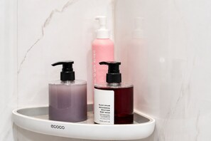 Ein Badezimmerschrank mit drei Duschgels.