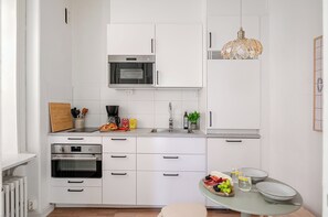Frigorifero, microonde, forno, piano cottura