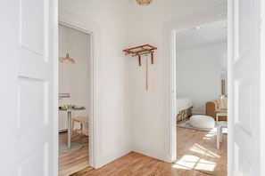 Tabla de planchar con plancha, wifi y ropa de cama 