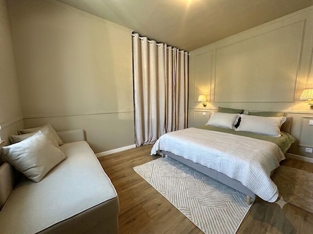 Room. Town house with garden, walking distance to amenities and train station