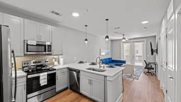 Refrigerador, microondas, horno, placa de cocina