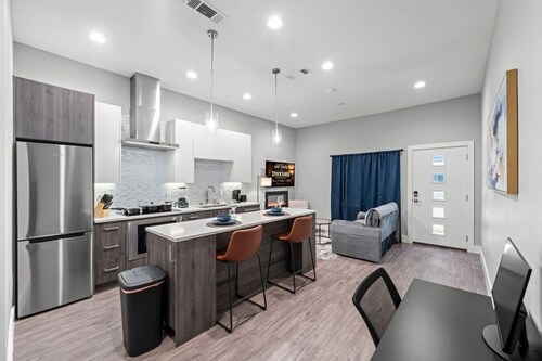 New Modern Apt+ Fireplace+Free Parking+Stockyards