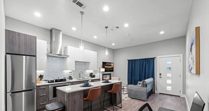 New Modern Apt+ Fireplace+Free Parking+Stockyards