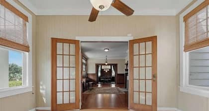 Spacious 5 bedroom house in tranquil Ashburn with AC