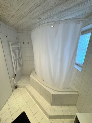 Hårføner, håndklær, såpe og toalettpapir