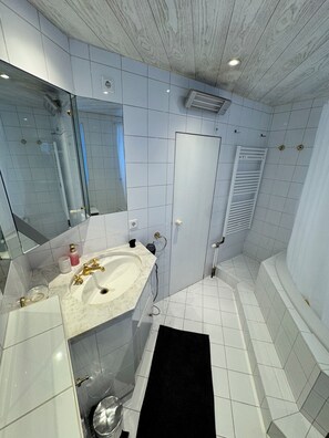 Hair dryer, towels, soap, toilet paper - Vrbo Property (Oberalm)