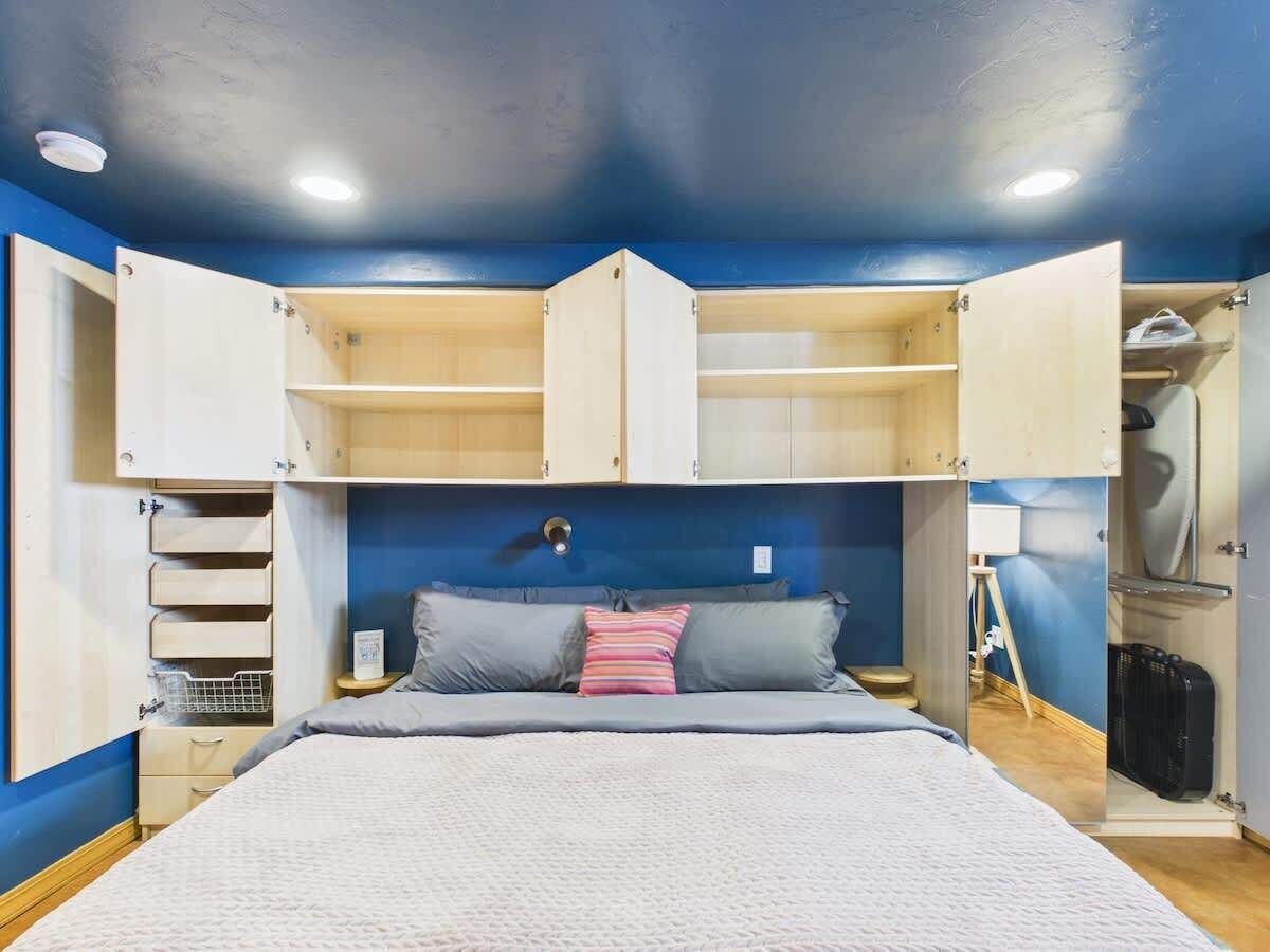 Escritorio, tabla de planchar con plancha, wifi y ropa de cama 