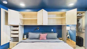 Escritorio, tabla de planchar con plancha, wifi y ropa de cama