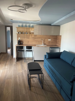 Apartment, Balkon, eingeschränkter Meerblick | Wohnbereich