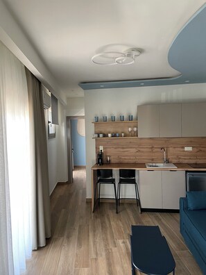 Appartement, balcon | Aire de séjour | Téléviseur connecté de 32 cm avec télévision par satellite