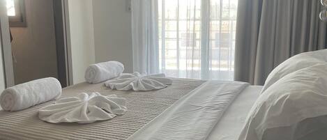 Appartement, balcon, vue partielle sur la mer | Coffres-forts dans les chambres, rideaux occultants, Wi-Fi gratuit