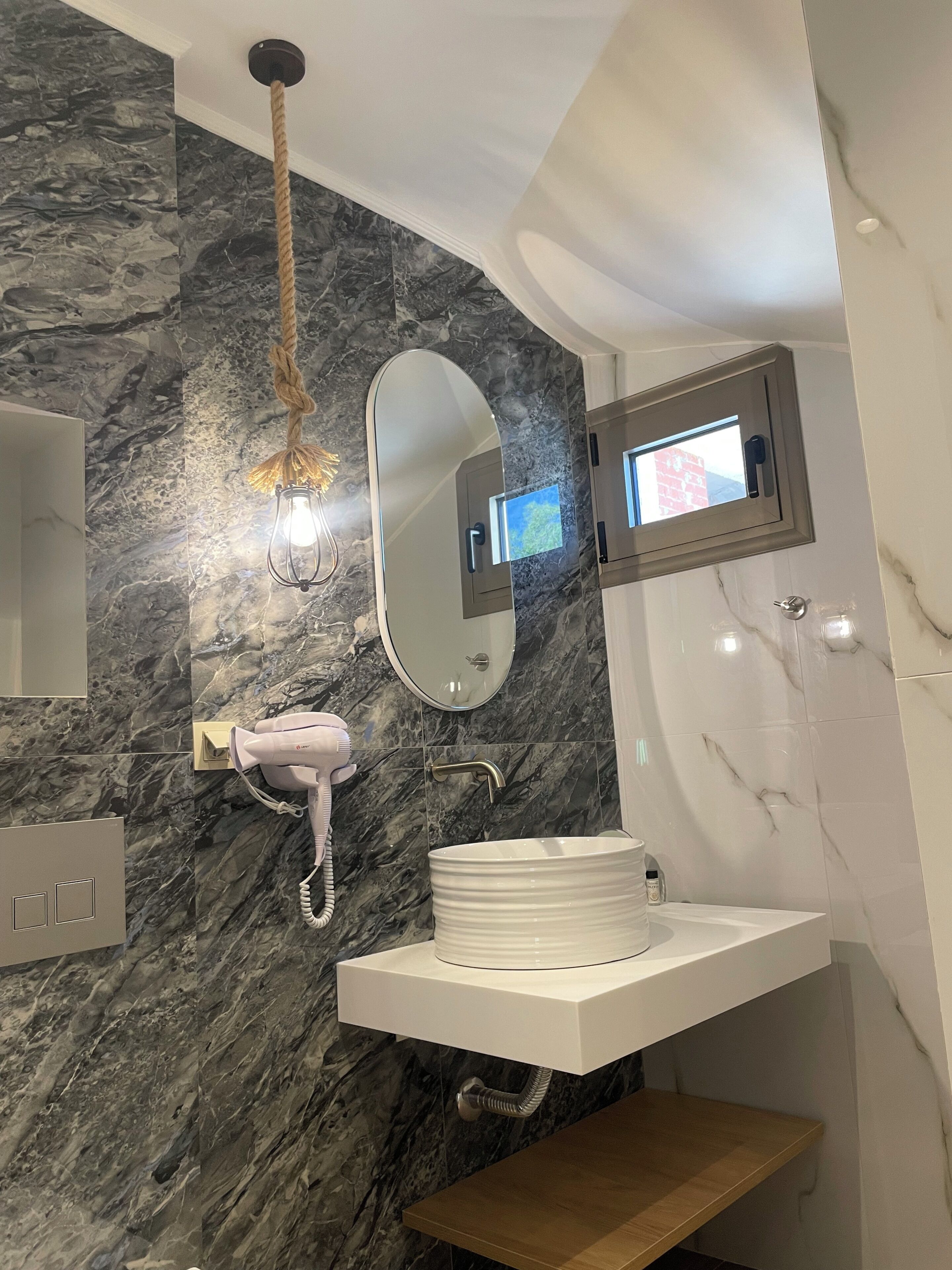 Studio Confort, balcon | Salle de bain | Douche, séchoir à cheveux, serviettes fournies, savon