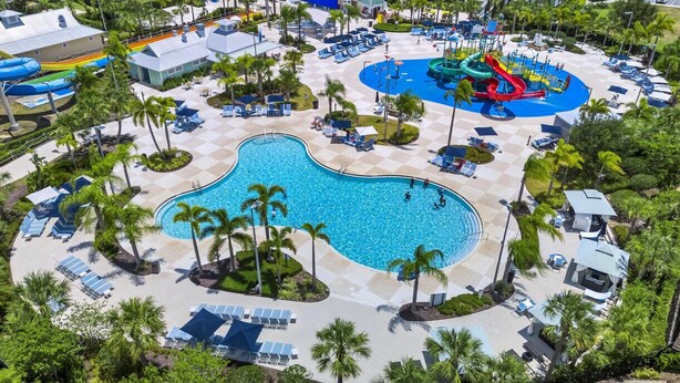 Ett semesterkomplex med en central pool, flera avslappningsområden och en vattenpark.