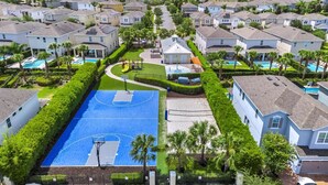 Ein Wohngebiet mit Basketballplatz, Schwimmbädern und Häusern.