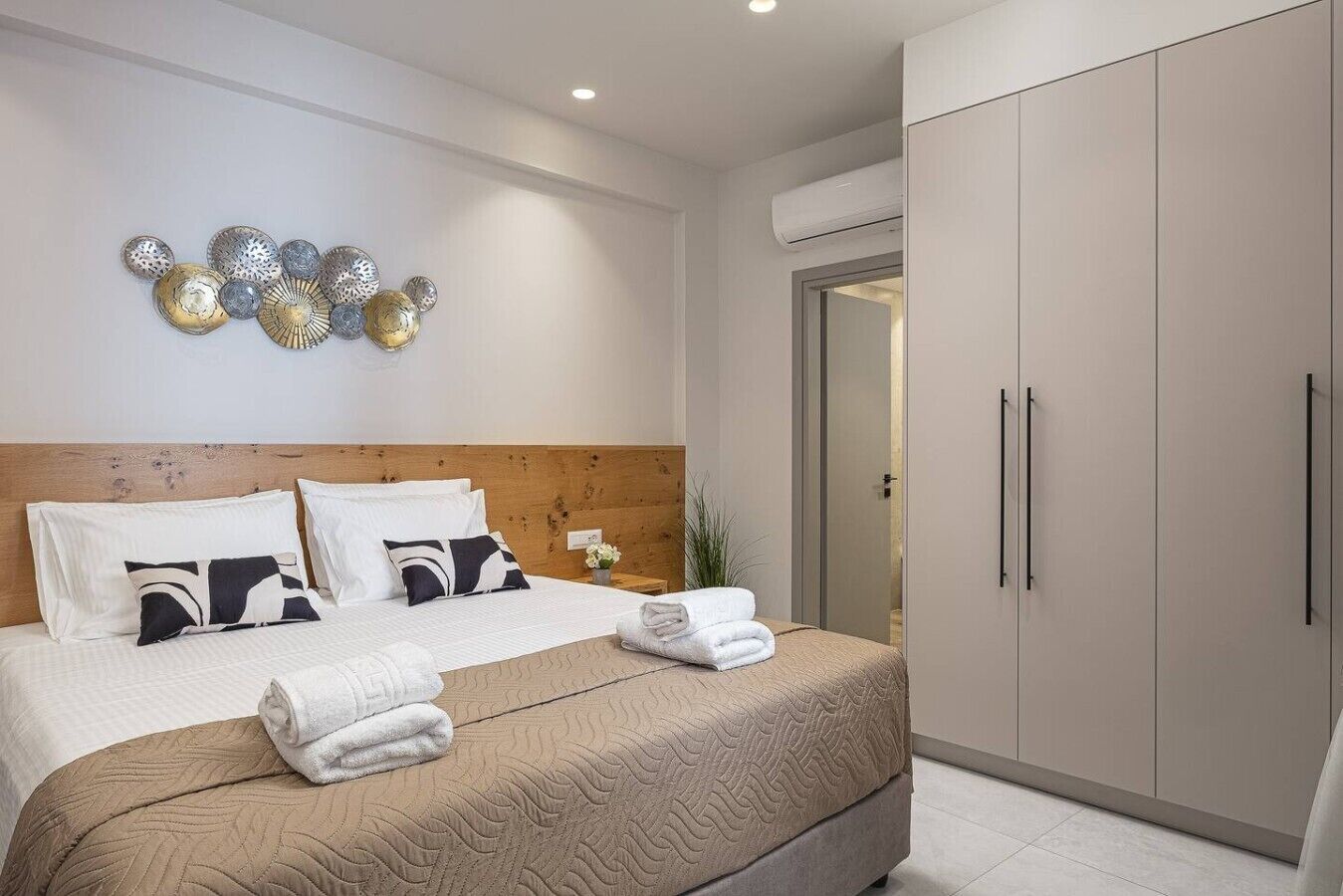 Iron/ironing board, travel cot, WiFi, bed sheets