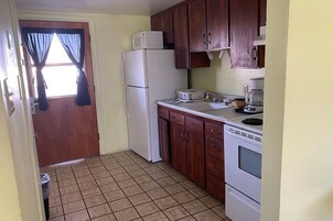 Refrigerador con freezer, microondas, horno, placa de cocina