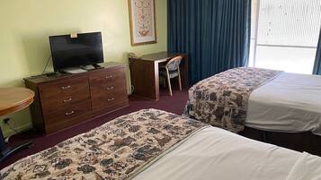 Basic-Doppelzimmer, Terrasse, Poolblick | Schreibtisch, laptopgeeigneter Arbeitsplatz, Bügeleisen/Bügelbrett
