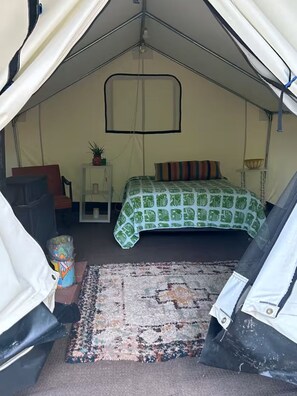 Room - Glamping tent overlooking pond (Diana)