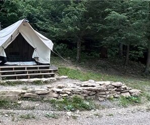Property grounds - Glamping tent overlooking pond (Diana)