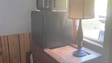 Geladeira, micro-ondas, cafeteira/chaleira