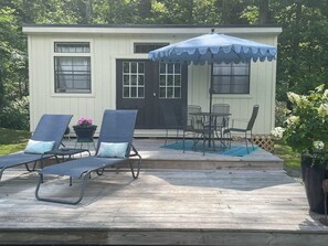 Outdoor dining - Pond front cabin flooded with sunlight, just steps away from throwing a line in. (Diana)