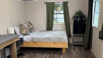 1 bedroom, bed sheets