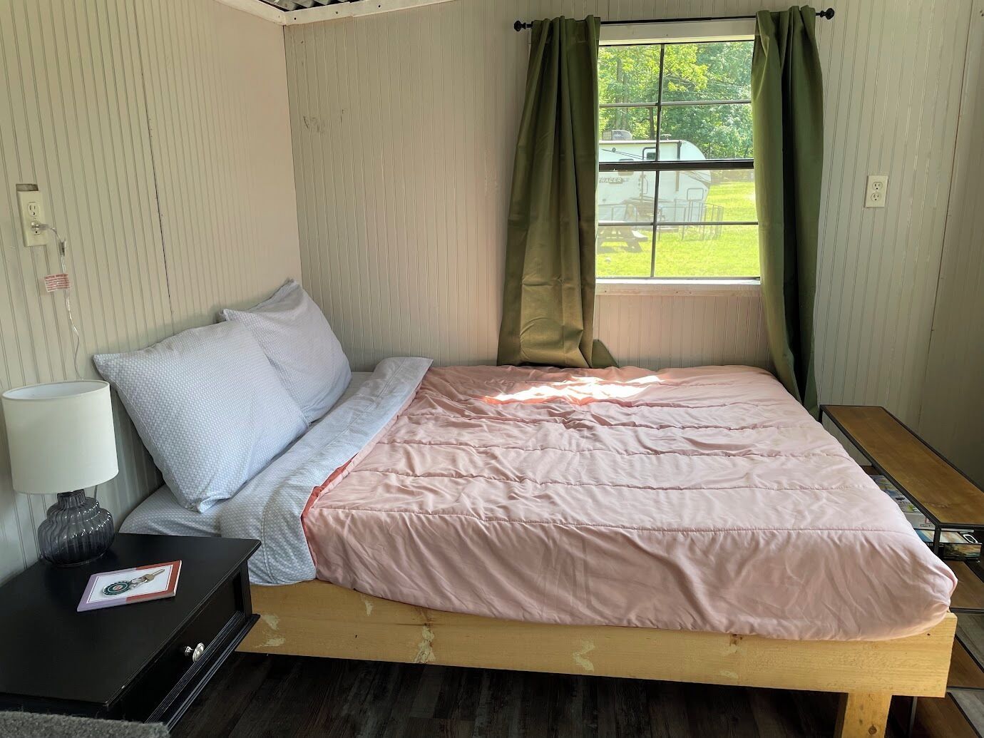 1 bedroom, bed sheets