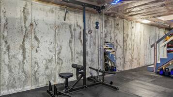 Ein Fitnessstudio mit Squat-Rack, Bankdrückbank und Gewichtsscheiben.