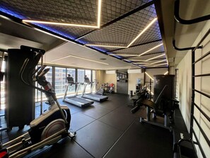 A gym with treadmills, elliptical machines, and weight equipment. - Vert House - Apartment near the beach in CariBessa for 4 people (João Pessoa)