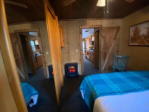 Room - #12 Nice pondside cabin on the river (Diana)
