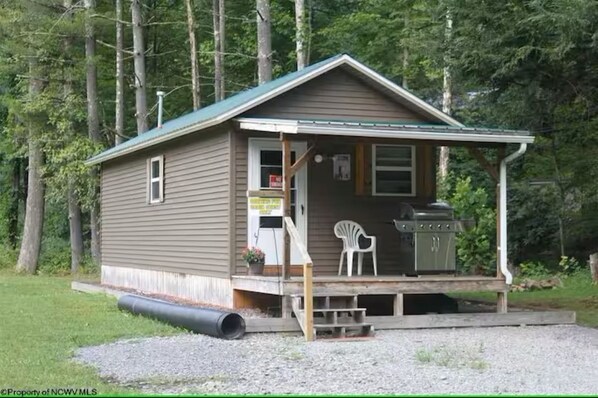 Exterior - #12 Nice pondside cabin on the river (Diana)