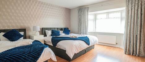 4 bedrooms, iron/ironing board, WiFi, bed sheets