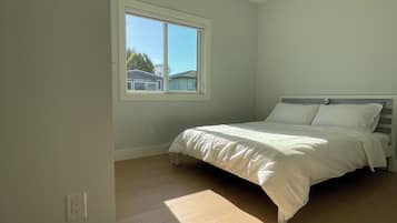 4 bedrooms, iron/ironing board, WiFi, bed sheets