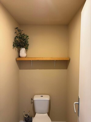 Dusche, Haartrockner, Handtücher, Toilettenpapier