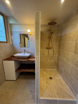 Dusche, Haartrockner, Handtücher, Toilettenpapier