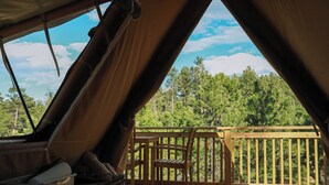 Une terrasse extérieure avec une rambarde en bois, une table et des chaises.