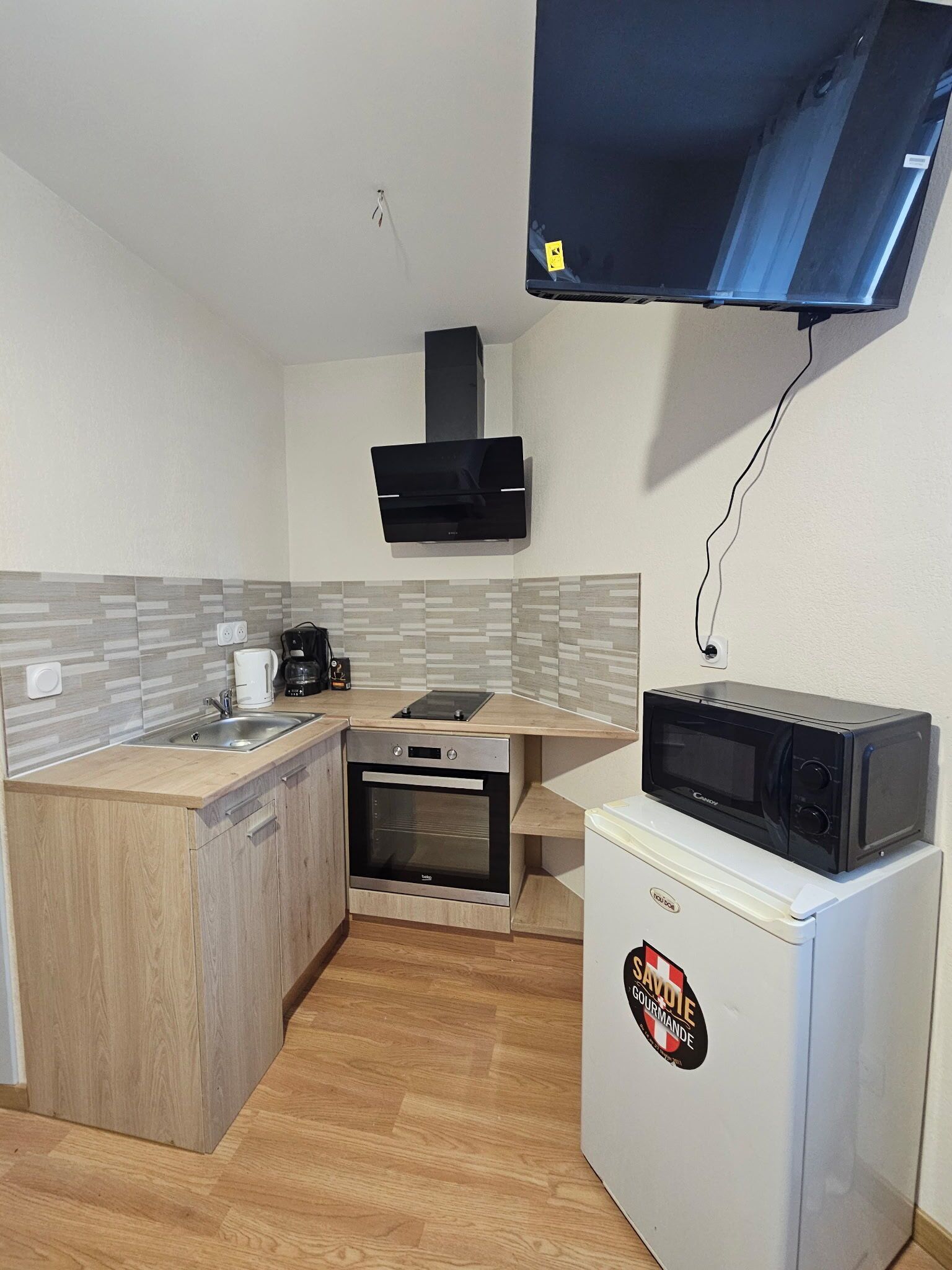 Geladeira, micro-ondas, fogão, cooktop