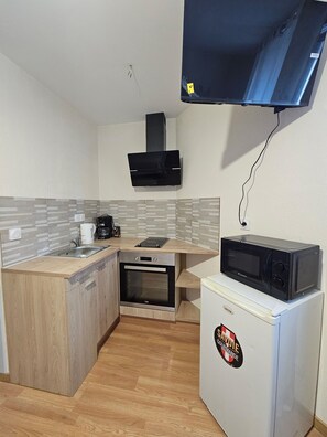 Frigorifero, microonde, forno, piano cottura