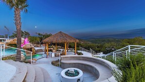 Um resort com piscina, um gazebo e uma área de estar circular.