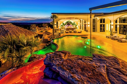 Sleeps 45 - Luxe Resort, Pool, HUGE Game Room, Bar