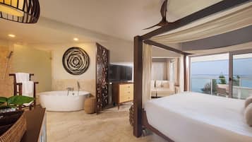 Un dormitorio moderno con una cama grande, una bañera y un balcón con vista al mar.