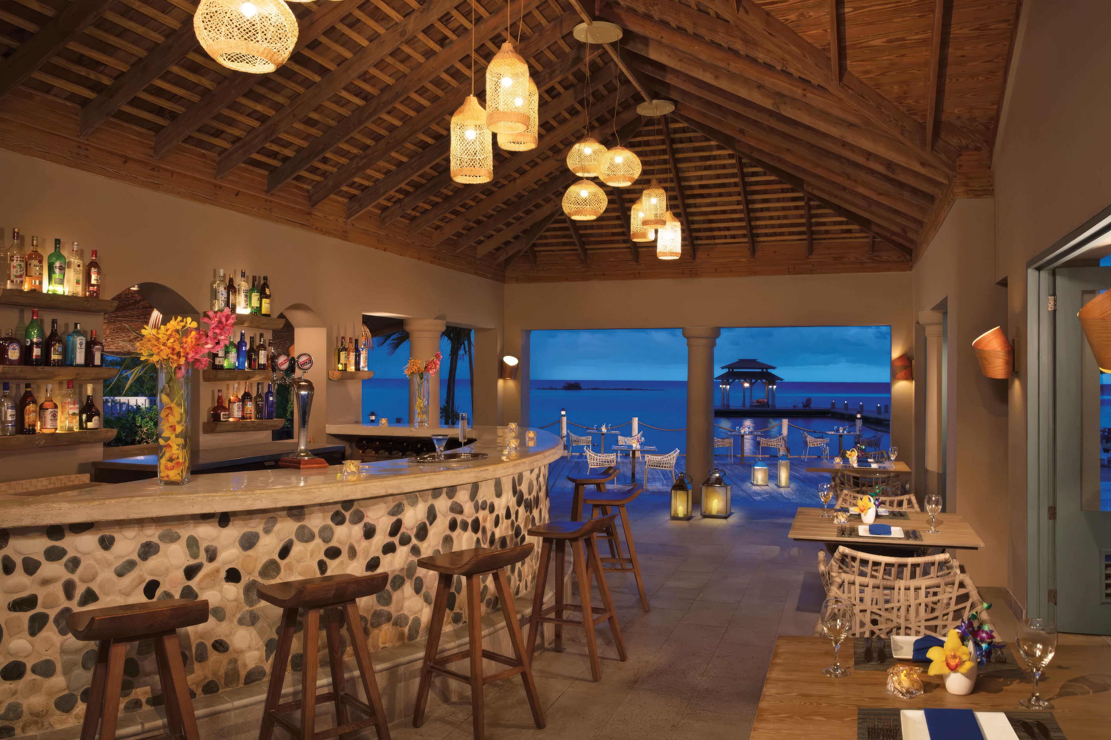3 bars/lounges, een strandbar